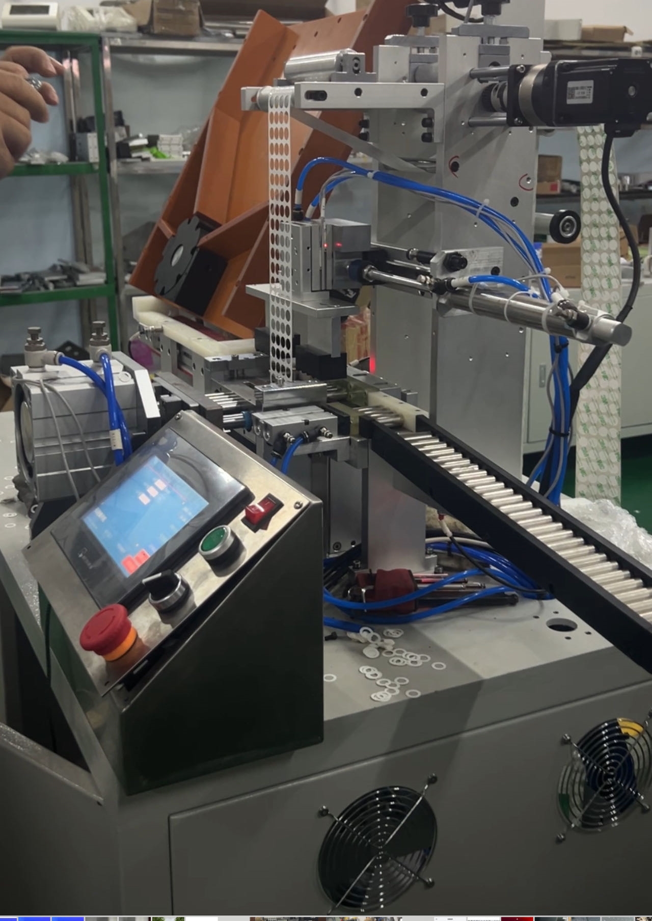 圓柱電池貼絕緣片設(shè)備多型號電池貼青稞紙機(jī)廣東廠家直銷