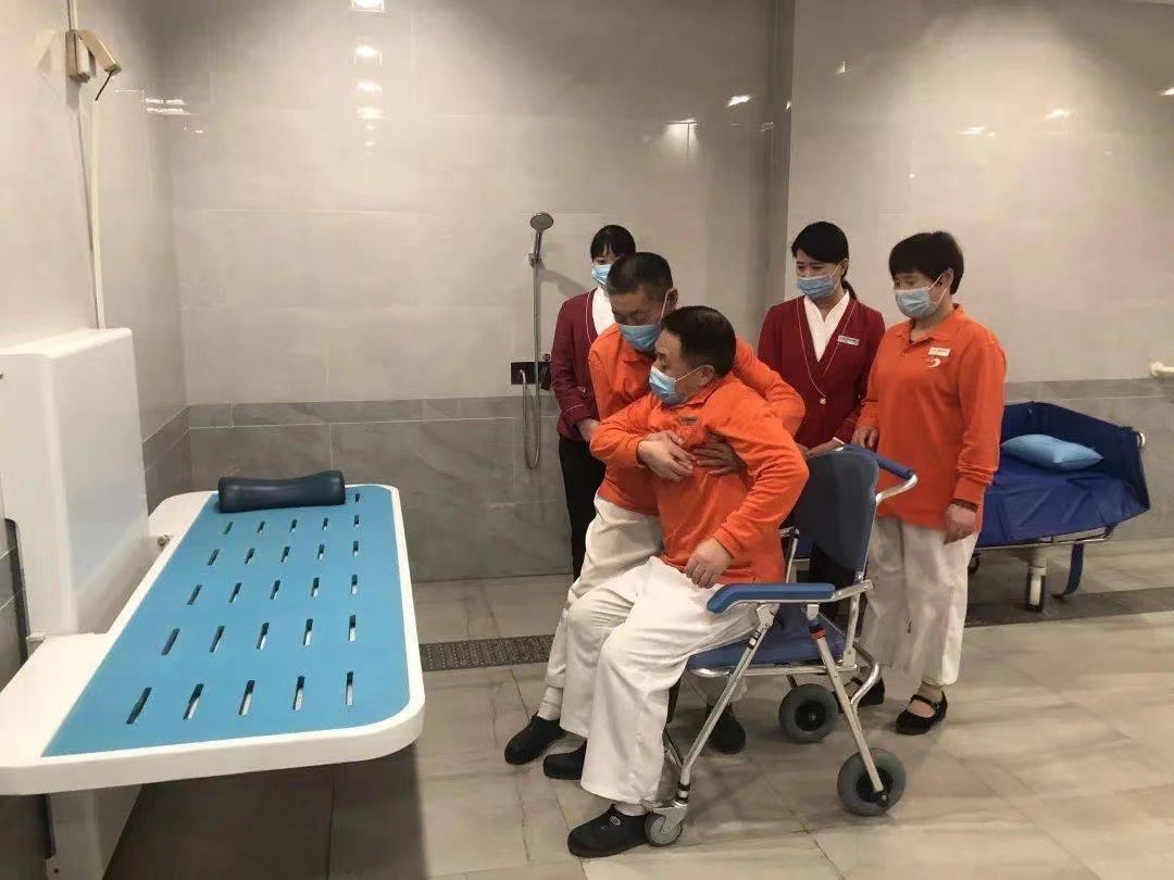 供應(yīng)愛樂壁掛式升降操作臺(tái) 兒童護(hù)理臺(tái) 壁掛式洗澡床 電動(dòng)升降洗澡床